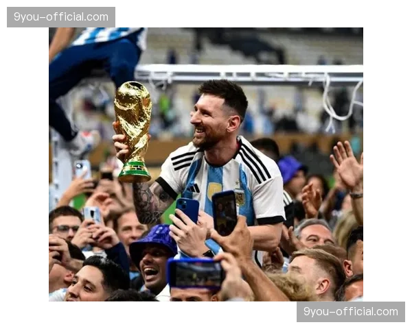 致敬传奇：沙尔克04主场为去世名宿利布拉达举行默哀仪式