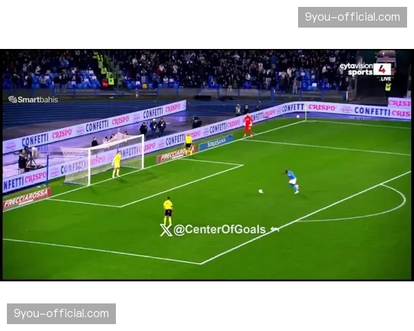 特写：点球罚失后，切尔西前锋杰克逊在赛后加练点球直至夜幕降临